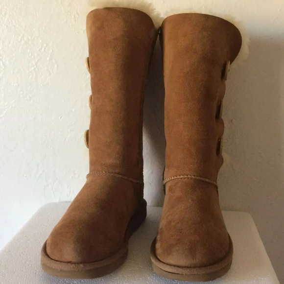 UGG Australia BAILEY BUTTON TRIPLET Suede Sheepskin Boot CHESTNUT Suede 6 US - Picture 3 of 9